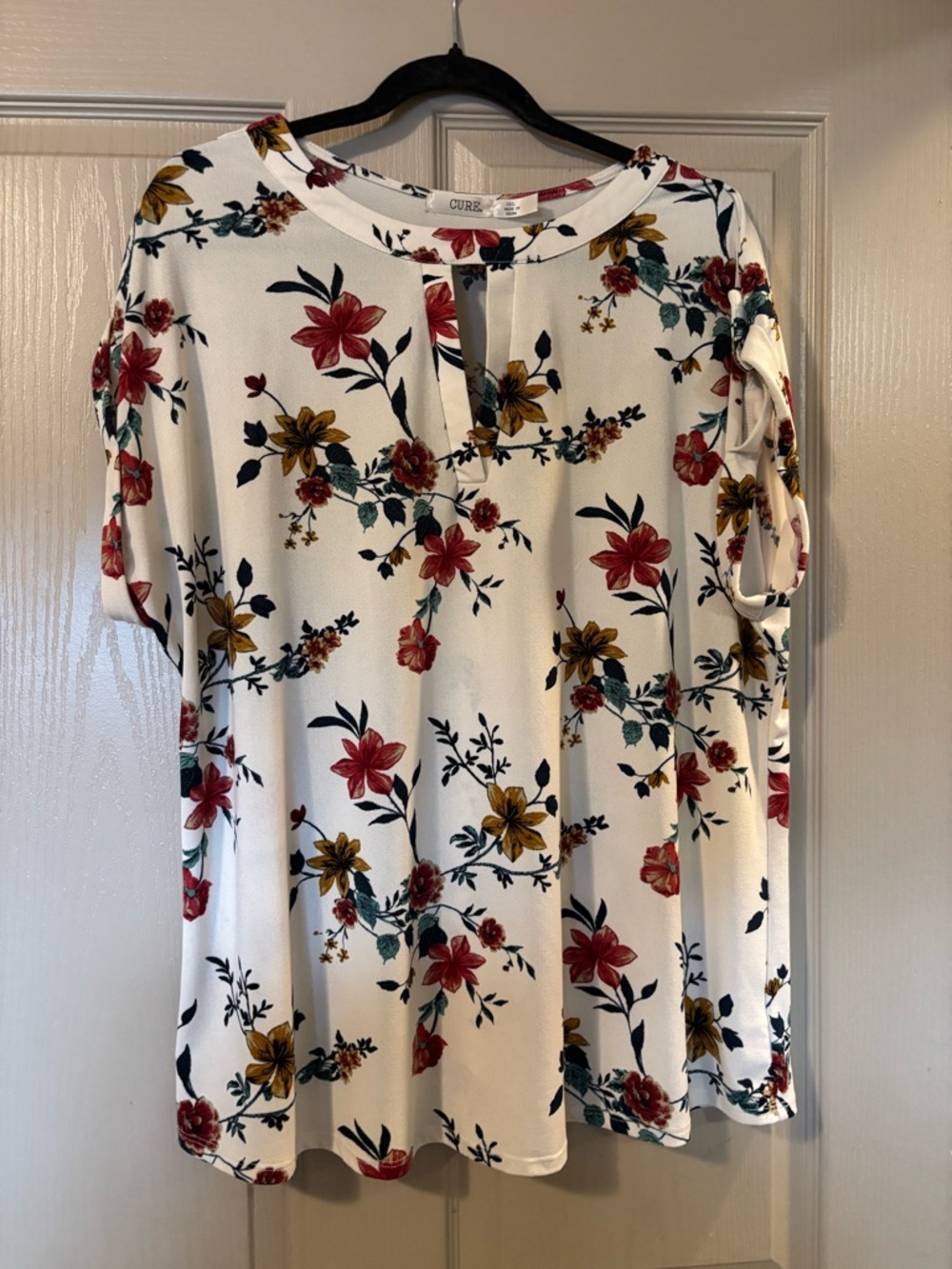 Curé White Floral Keyhole Button-Sleeve Blouse